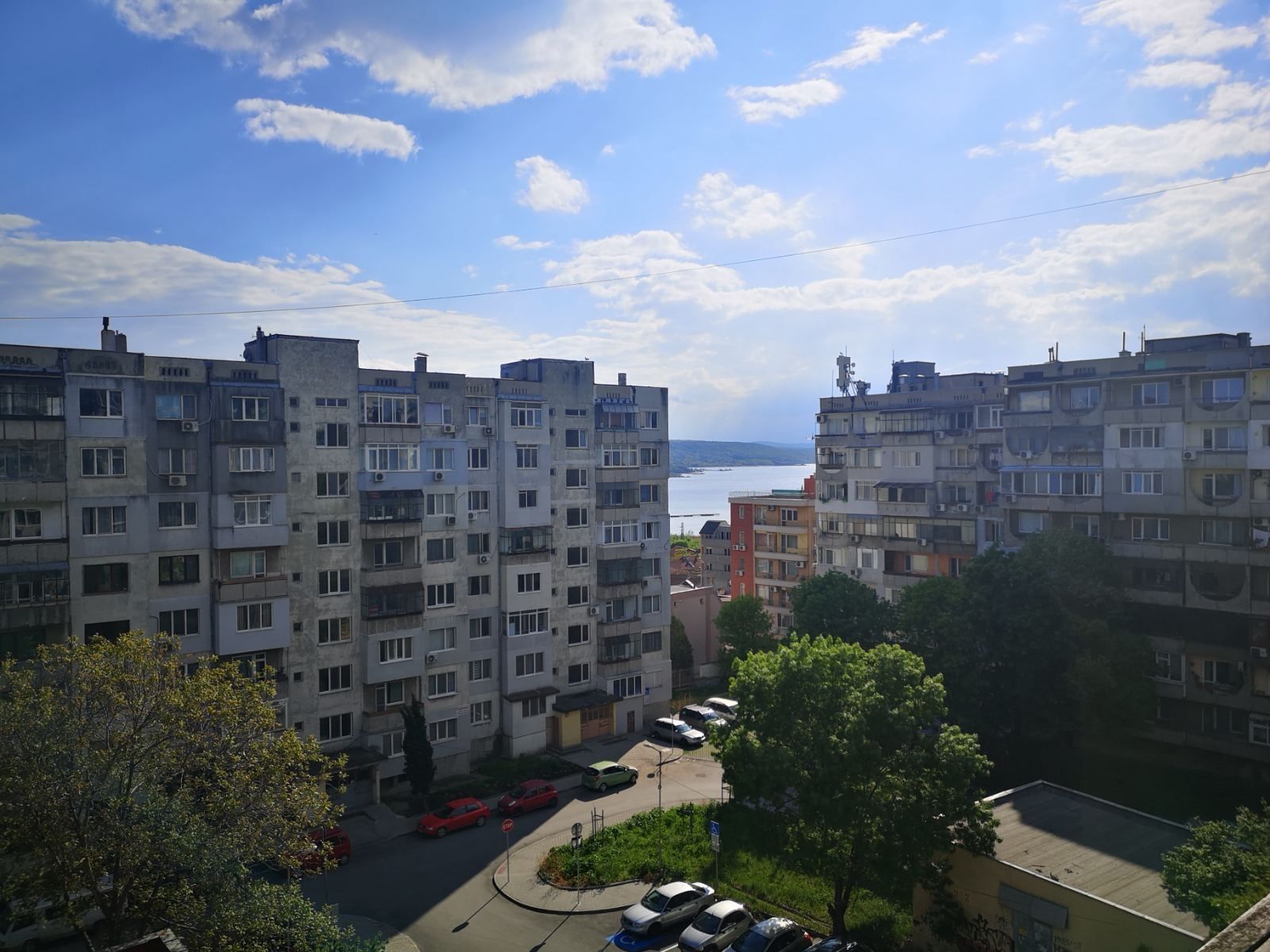 Продава 4-стаен апартамент…